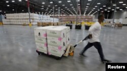 Paket-paket vaksin Covid-19 produksi perusahaan Moderna siap didistribusikan di Olive Branch, Mississippi, AS (foto: dok). 