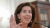 ARCHIVO - La secretaria de Comercio, Gina Raimondo, testifica durante una audiencia del Senado sobre Comercio, Ciencia y Transporte el 4 de octubre de 2023 en el Capitolio de Washington.