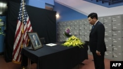 Vietnamese Deputy Prime Minister Pham Binh Minh pays repect to the late U.S. Senator John McCain during a memorial tribute at the US embassy in Hanoi, Aug. 27, 2018. 