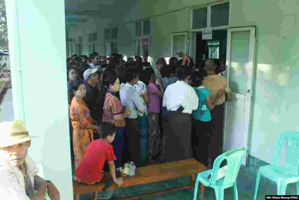Voters lined up to vote in a polling station in Pyay Township, Nov. 8, 2015.