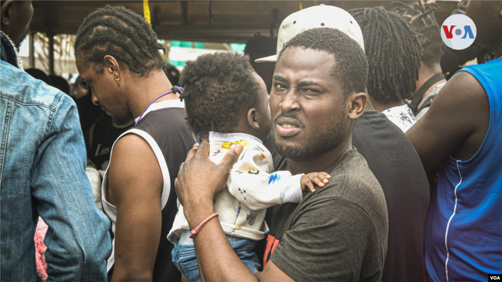 Este hombre, que viaja con su pequeña hija de tan solo unos meses de nacida, cuenta con pasaporte chileno. Ambos esta por enfrentarse a uno de los mayores retos de sus vidas: cruzar la selva del Tapón del Darién.