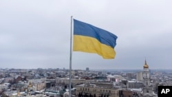Un drapeau national ukrainien flotte au-dessus du centre de Kharkiv, la deuxième plus grande ville d'Ukraine, le 29 février 2022.
