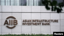 រូបឯកសារ៖ បដាសម្គាល់ធនាគារ​វិនិយោគ​ហេដ្ឋារចនាសម្ព័ន្ធ​អាស៊ី​ ឬ AIIB នៅទីស្នាក់ការកណ្តាលរបស់ខ្លួន ស្ថិតក្នុងទីក្រុងប៉េកាំង ប្រទេសចិន កាលពីថ្ងៃទី ២៧ ខែកក្កដា ឆ្នាំ ២០២០។