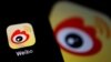 Logo aplikasi media sosial China Weibo terlihat di ponsel dalam gambar ilustrasi yang diambil 7 Desember 2021. (Foto: REUTERS/Florence Lo)