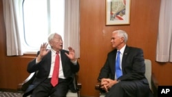 អនុប្រធានា​ធិបតី​សហរដ្ឋ​អាមេរិក​លោក Mike Pence ជួប​ជាមួយ​លោក​ Morris Chang ​តំណាង​របស់​កោះ​តៃវ៉ាន់​ប្រចាំ​នៅ​វេទិការ​សេដ្ឋ​កិច្ច​ក្នុង​តំបន់​នៅ​ប្រទេស ប៉ាពួញូហ្គីណេ។