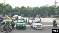 Grab competes with traditional taxis in Vietnam. (H. Nguyen/VOA)