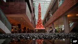 香港大學校園裡展示的悼念1989年六四天安門事件死難者的“國殤之柱”。 （2021年10月13日）