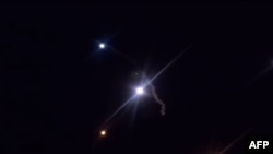 La imagen tomada de una transmisión de video en Irán muestra misiles lanzados contra una base militar de Estados Unidos en Irak.