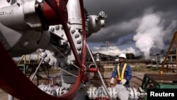 Seorang pekerja tampak mengatur katup di sumur geothermal yang dioperasikan oleh Pertamina di Minahasa, Sulawesi Utara, pada 30 Maret 2016. (Foto: Reuters/Adwit B pramono/Antara Foto)