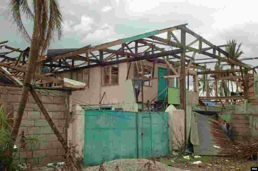 Most buildings in Ormoc lost their roofs, Philippines, Nov. 17, 2013. (Steve Herman/VOA)
