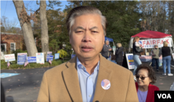 លោក យ័ប គឹមទឹង ប្រធាន សមាគម ខ្មែរ អាមេរិកាំងដើម្បី​សិទ្ធិមនុស្ស និង ប្រជាធិបតេយ្យ ថ្ងៃទី ៨ ខែវិច្ឆិកា ឆ្នាំ២០២២។ (ម៉ែន គឹមសេង/វីអូអេ)