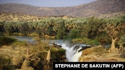 Quedas Epupa no rio Cunene, norte da Namibia na fronteira com Angola