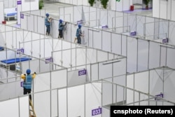 资料照：中国广东广州的工人在琶洲国际会展中心为新冠疫情修建方舱。（2022年4月10日）