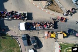 Warga Palestina mengungsi dari Gaza utara ke selatan setelah tentara Israel mengeluarkan peringatan evakuasi yang belum pernah terjadi sebelumnya, 13 Oktober 2023. (Foto: AP)