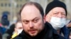 Arhiva - Vladimir Kara-Murza, ruski opozicioni aktivista, stiže da položi cveće nedaleko od mesta na kom je iz vatrenog oružja ubijen ruski opozicioni lider Boris Nemcov, u Moskvi, Rusia, 27. februara 2021.