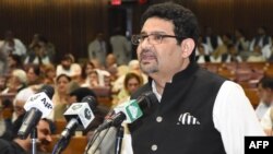 وزیرِ خزانہ مفتاح اسماعیل کا کہنا ہے کہ فکس ٹیکس کے نفاذ سے قبل چھوٹے دکان داروں کا احساس نہ کرنا غلطی تھی۔