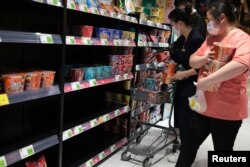 北京居民在一個超市搶購方便麵。 （2022年4月25日）