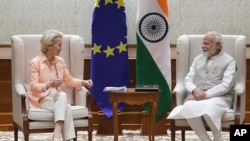 歐盟委員會主席馮德萊恩（左）和印度總理莫迪在印度新德里舉行會談。（2022年4月25日）