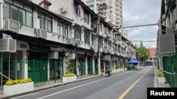 上海街道被綠色鐵柵欄圍起來。 （2022年4月22日）