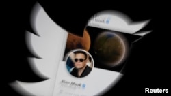 La cuenta de Twitter de Elon Musk se ve a través del logotipo de Twitter en esta ilustración tomada el 25 de abril de 2022.