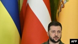 Ukraine leader pushes for more arms; US officials to visit