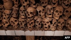 Des restes de victimes des massacres de 1972, estimés à environ 7 000 corps, sont entreposés à Gitega, au Burundi, le 11 mars 2022, après l'excavation de fosses communes autour de Gitega entre 2020 et 2021.