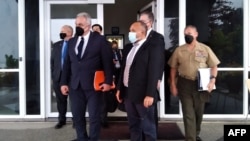 美国国家安全委员会印太协调员库尔特·坎贝尔（左）在霍尼亚拉与所罗门群岛反对党领导人马修·威尔（右）会谈后合影。（2022年4月22日）