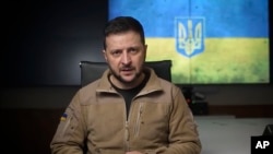 En esta imagen de un video proporcionado por la Oficina de Prensa Presidencial de Ucrania, el presidente ucraniano Volodymyr Zelenskyy habla desde Kiev, Ucrania, el 22 de abril de 2022.