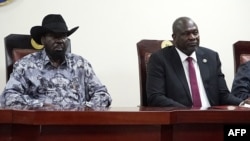 Rais wa Sudan Kusini Salva Kiir (L), na kiongoiz wa Upinzani Riek Machar wakiwa katika hafla ya kusaini makubaliano ya amani Ikulu ya Ju Juba, April 3, 2022.