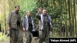 دیمەنی ساتی گەیشتنی موراد قەرەیلان و دوو هاوەڵی بۆ لای کۆمەڵێک ڕۆژنامەوان لە چیای قەندیل لە بەرواری 30-9-2010.