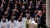 El presidente Joe Biden habla durante el funeral de la ex secretaria de Estado Madeleine Albright en la Catedral Nacional de Washington, el 27 de abril de 2022, en Washington DC.