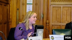 無國界記者（Reporters Without Borders）英國幹事摩爾絲（Azzura Moores） 出席報告發布會。(美國之音/鄭樂捷)