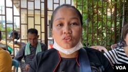 អ្នកស្រី ម៉ៅ សោភា អតីតកម្មករនៅរោងចក្រ Full Fortune ផ្តល់បទសម្ភាសន៍ដល់អ្នកសារព័ត៌មានក្រោយបញ្ចប់សន្និសីទសារព័ត៌មាន ស្តីអំពីការរំលោភសិទ្ធិ និងការបញ្ឈប់កម្មករក្នុងវិស័យកាត់ដេរ ១,៤០៨នាក់ មកពី២៣រោងចក្រ នៅថ្ងៃទី២៧ ខែមេសា ឆ្នាំ២០២២។ (កាន់ វិច្ឆិកា/វីអូអេ)