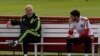 Vicente Del Bosque, à gauche, parle à Iker Casillas avant une séance d'entrainement à Curitiba le 14 juin 2014