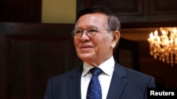 រូបឯកសារ៖ លោក កឹម សុខា មេដឹកនាំគណបក្សសង្គ្រោះជាតិដែលគណបក្ស​នេះ​ត្រូវបានតុលាការកំពូលរំលាយ ថ្លែងទៅកាន់អ្នកសារព័ត៌មាននាជំនួបជាមួយឯកអគ្គរដ្ឋទូតអាល្លឺម៉ង់ប្រចាំកម្ពុជា នៅគេហដ្ឋានរបស់លោក រាជធានីភ្នំពេញ ថ្ងៃទី ១២ ខែវិច្ឆិកា ឆ្នាំ ២០១៩។