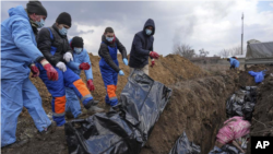 گور دسته‌ جمعی در شهر ماریوپول 