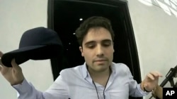 Esta fotografía del 17 de octubre de 2019 facilitada por el gobierno mexicano muestra a Ovidio Guzmán López, hijo del narcotraficante Joaquín 'El Chapo' Guzmán, al momento de su detención en Culiacán, México.