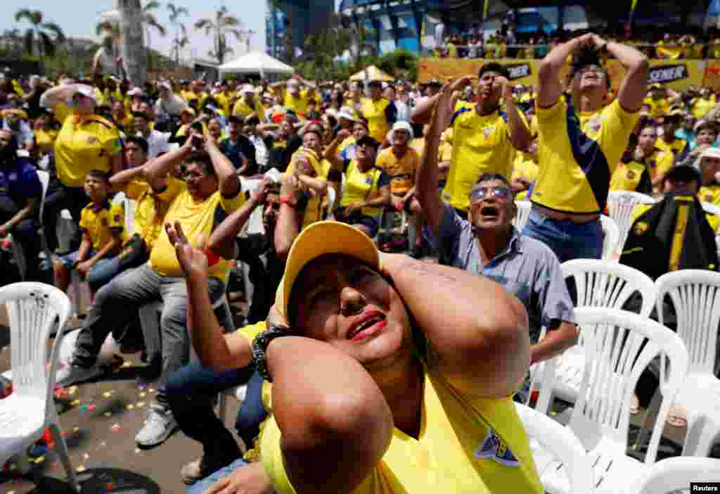 Una mujer, en primer plano, se lamenta tras la derrota de Ecuador ante Senegal (2-1) en la Copa del Mundo, en Qatar, el 29 de noviembre de 2022.