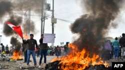 Manifestantes toman la carretera Panamericana en el Cono Norte de Arequipa tras el anuncio de la nueva presidenta peruana Dina Boluarte de presentar proyecto de ley para adelantar las elecciones generales, en Arequipa, Perú, el 12 de diciembre de 2022.
