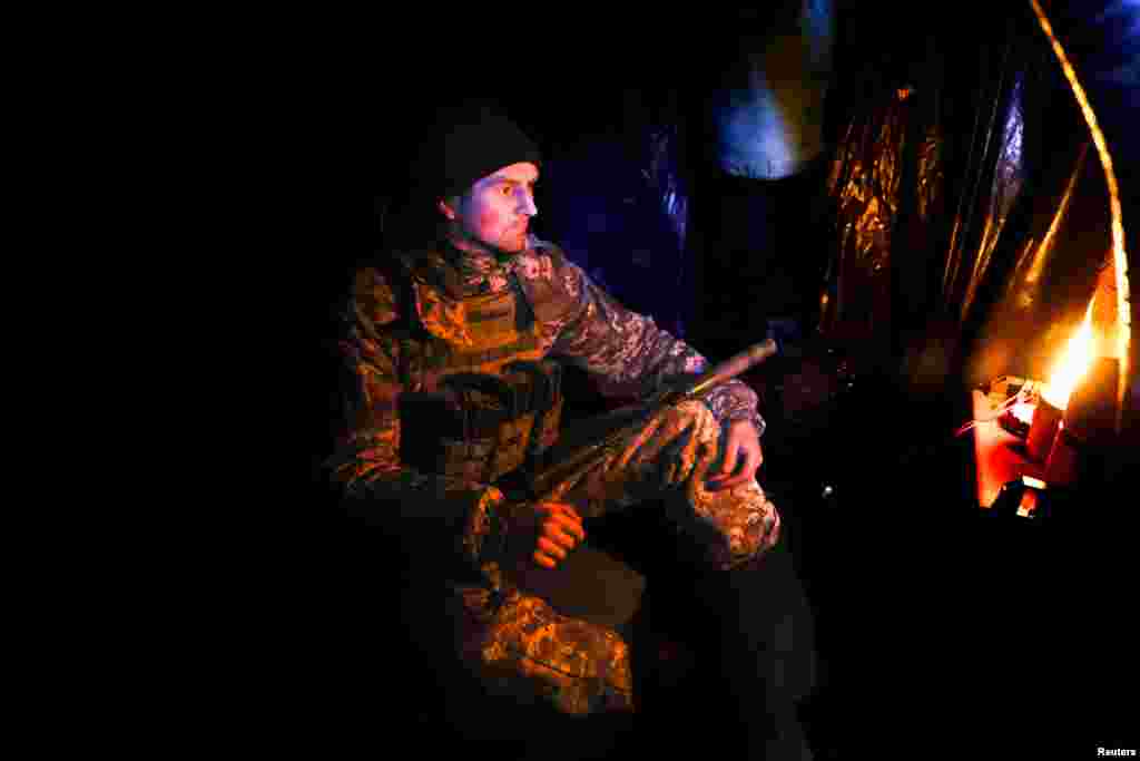 35 წლის პეტრო უკრაინელი ჯარისკაცია. ის ამჟამად დონბასში იმყოფება. ფოტო 29 ნოემბერს სააგენტო "როიტერმა" გადაიღო.&nbsp;