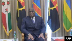 Félix Tshisekedi, Presidente da RDC, sentado na sala de reuniões logo após ter sido recebido por João Lourenço, Presidente de Angola, em Luanda.