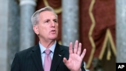 Kryetari i Dhomës së Përfaqësuesve Kevin McCarthy duke folur gjatë konferencës për shtyp në Kapitol (12 janar 2023)