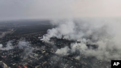 moshi mwingi waonekana baada ya mashambulizi ya Russia katika vitongoji vya mji wa Bakhmut, Ukraine, Disemba 27, 2022. Picha ya AP