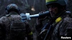 سربازان اوکراینی برای شلیک یک خمپاره در منطقه دونتسک آماده می شوند. ۳۱ دسامبر ۲۰۲۲ 