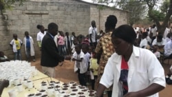 Merenda escolar com "fome" de fundos e alimentos - 4:41