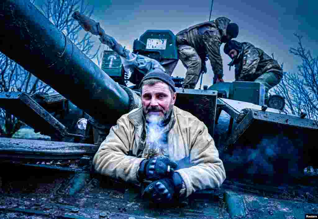 უკრაინელი სამხედროები ფრონტის წინა ხაზზე ჯავშანტექნიკას ამოწმებენ და ბრძოლისთვის ემზადებიან. ფოტო ლიმანშია გადაღებული.&nbsp;