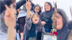 دختر خردسال هیمن حمزه بر مزار این جان‌باخته اعتراضات