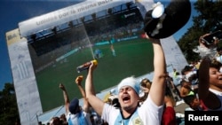 Un aficionado de Argentina celebra la victoria del Mundial en Buenos Aires. 