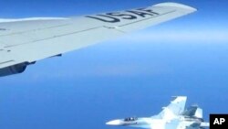 Një avion rus në afërsi të një avioni amerikan mbi Detin e Zi (19 qershor 2017)