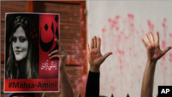 نام مهسا امینی و سایر زنان و دختران کشته شده در اعتراضات در آمار رسمی «زن‌کشی» در ایران نیامده است.